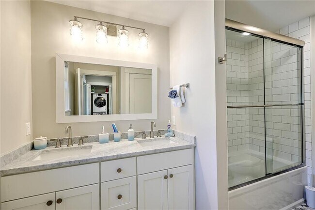 Building Photo - 137 Rosebriar Ave