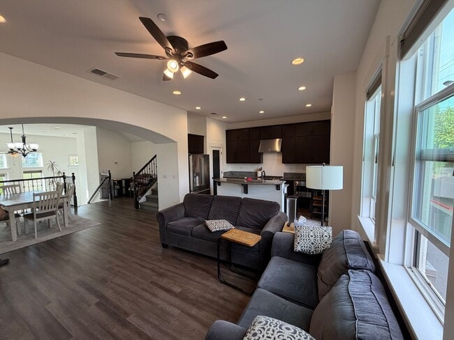 Building Photo - 3 Bedroom | 2.5 Bathroom | Crocker Village House