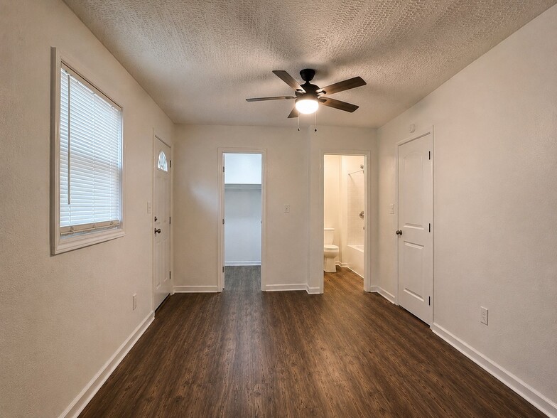 Building Photo - 4235 Rookwood Ave