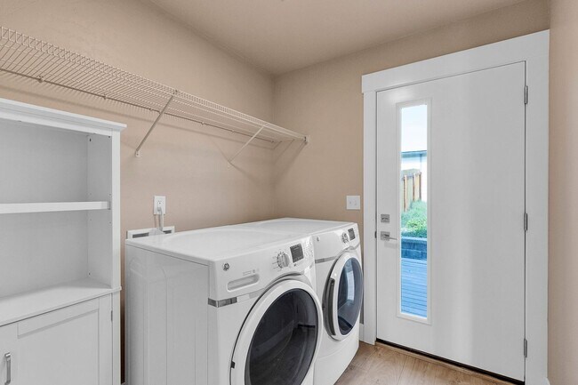 Building Photo - 3 Bed 2.5 Bath Townhome With Garage | $2,6...