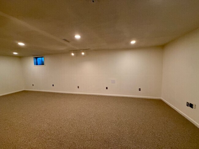 Building Photo - Lovely 5-bedroom, 2¾-bath home located in the heart of Old Town Firestone!