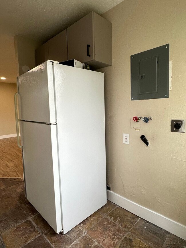 Building Photo - GORGEOUS Duplex in South Salt Lake!!!