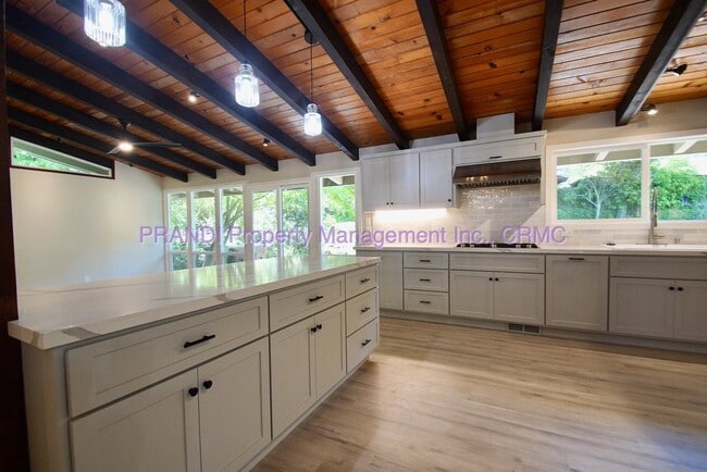 Building Photo - Beautifully Remodeled Corte Madera Home!