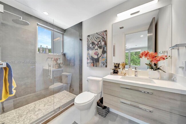 Building Photo - 544 N Victoria Park Rd