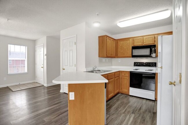 Building Photo - LEASING NOW!! Renovated 1 Bed, 1 Bath Town...