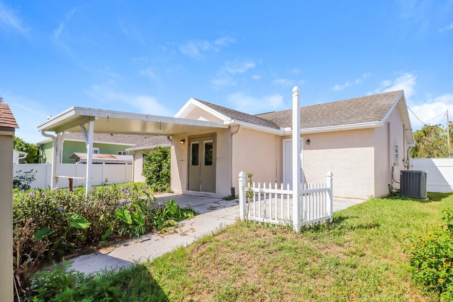 Building Photo - 16136 Villa Dr