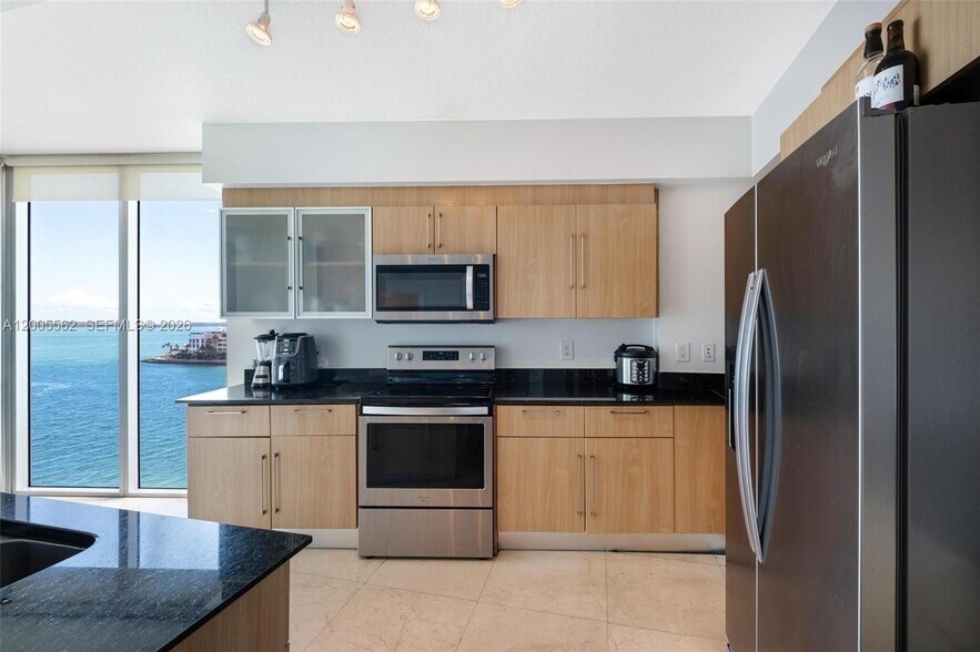 Building Photo - 325 S Biscayne Blvd