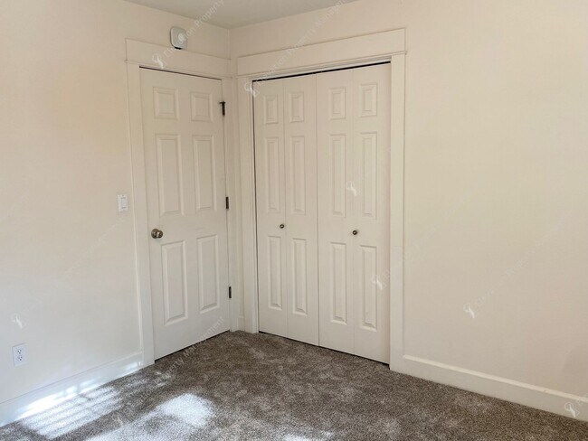 Building Photo - Light-Filled Awbrey Butte Retreat