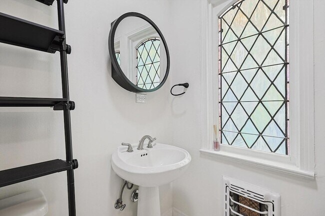 Building Photo - 5620 Richmond Ave