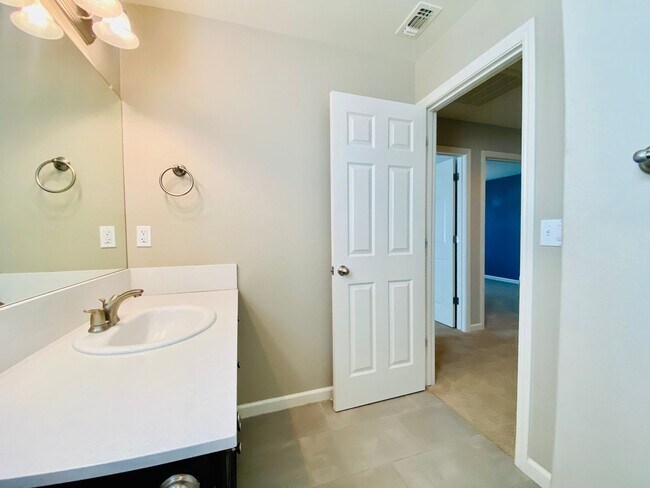 Building Photo - $2,450 Ashlan & Leonard, Beautiful 3 Bedro...