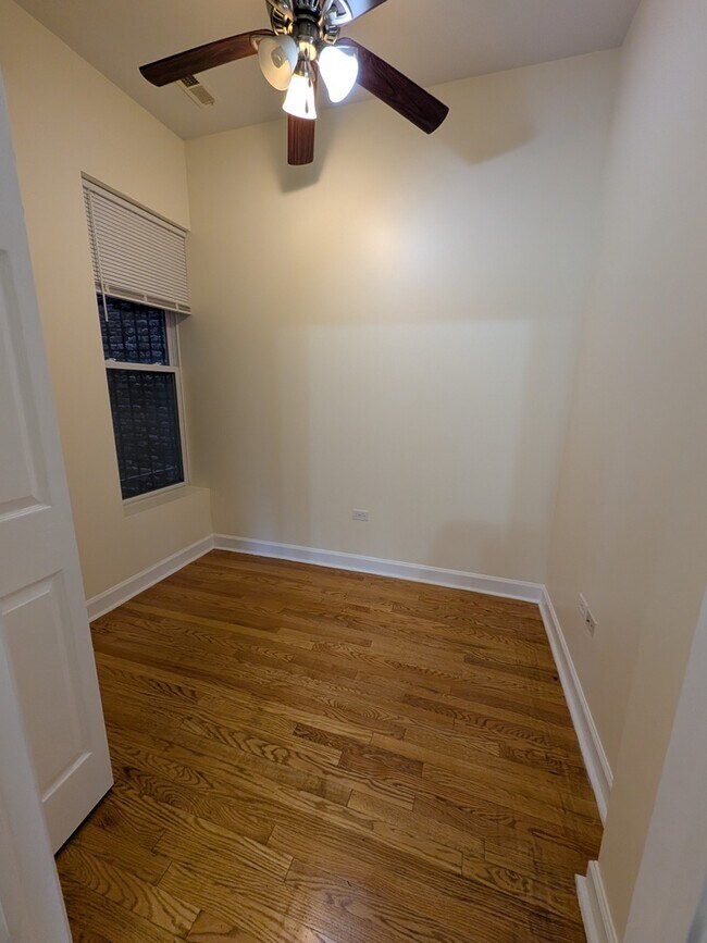 Building Photo - 5031 S Hermitage Ave