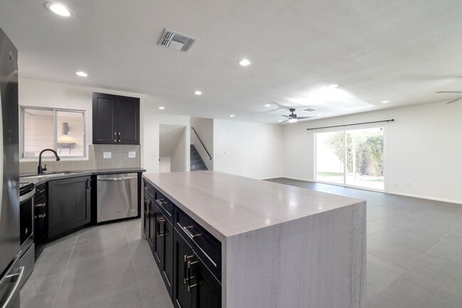 Building Photo - Large Trilevel home backing 60 with pool and close to ASU