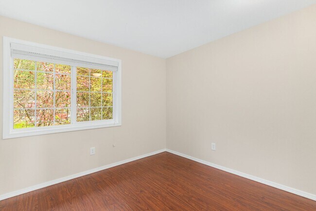 Building Photo - Woodinville 3 Bedroom 2 Bath with Detached Garage - Top Floor