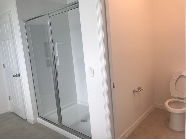 Building Photo - 5 Bedroom in Westside Village at Heart of ...