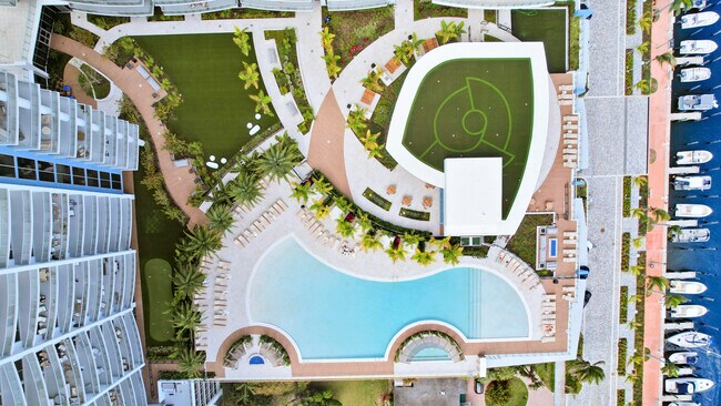 Building Photo - 220 Lake Shore Dr