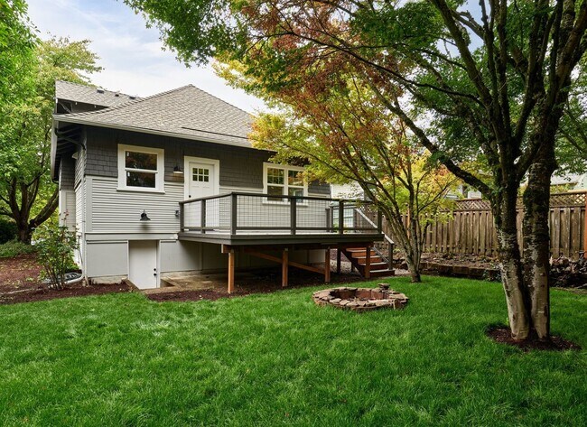 Building Photo - 4 Bed, 3 Bath Remodeled Home Near Mt Tabor Park!