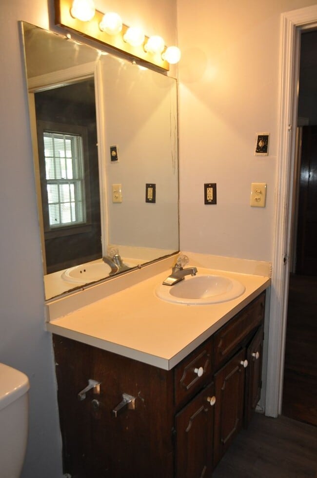 Building Photo - FOR RENT - Terrific location, great price....near everything!