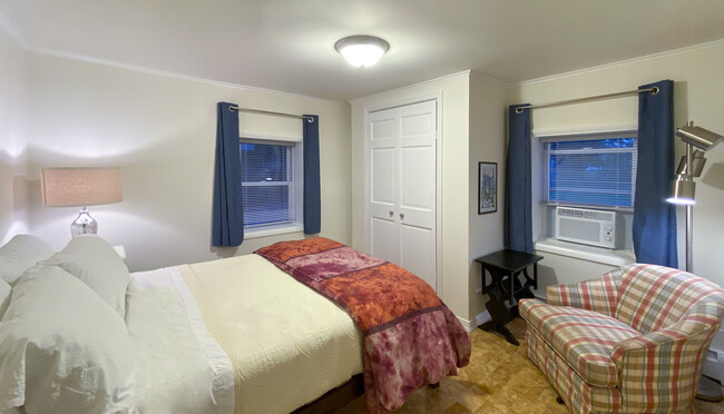 Full (double) bedroom with a large closet - 10 Newark St