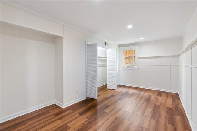 Building Photo - Remodeled in great location! 4 bedrooms 2 FB Walk to Metro