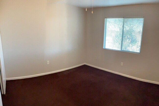 Building Photo - 2 Bedroom 1 Bath Condo with Private Deck in Hunters Chase