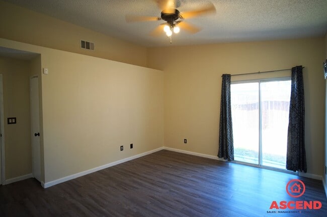 Building Photo - Gorgeous 4 Bedroom Home in Shafter!