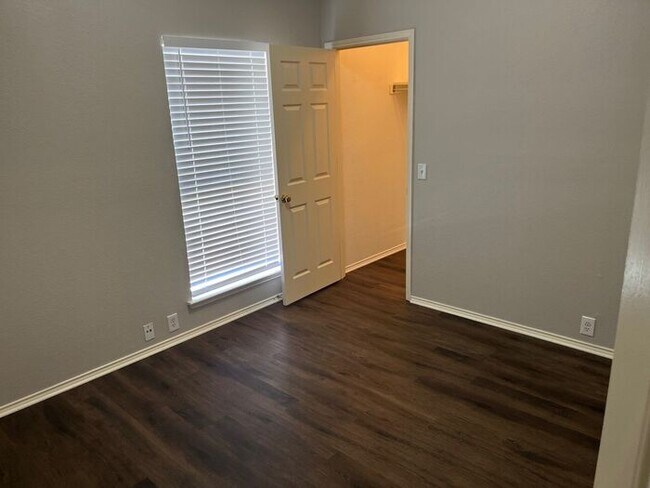 Building Photo - Bright & Inviting Home with Walk-In Closet...