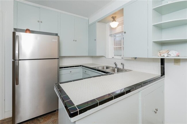 Building Photo - 2404 Schulle Ave