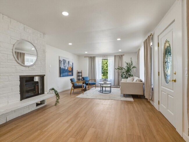 Building Photo - 1366 SE High Ridge Ct
