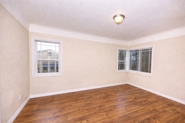 Building Photo - 3440 Oak Knoll Blvd