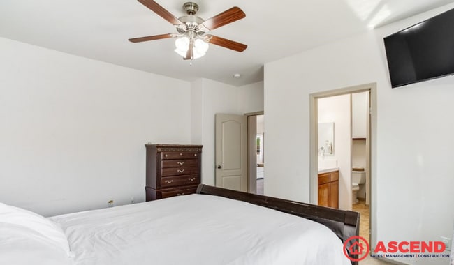 Building Photo - Charming 4 Bedroom Home!