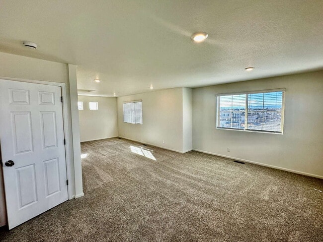 Building Photo - "Charming and spacious 3-Bed Sanctuary with 2.5 Baths the Reunion Community in Commerce City!"