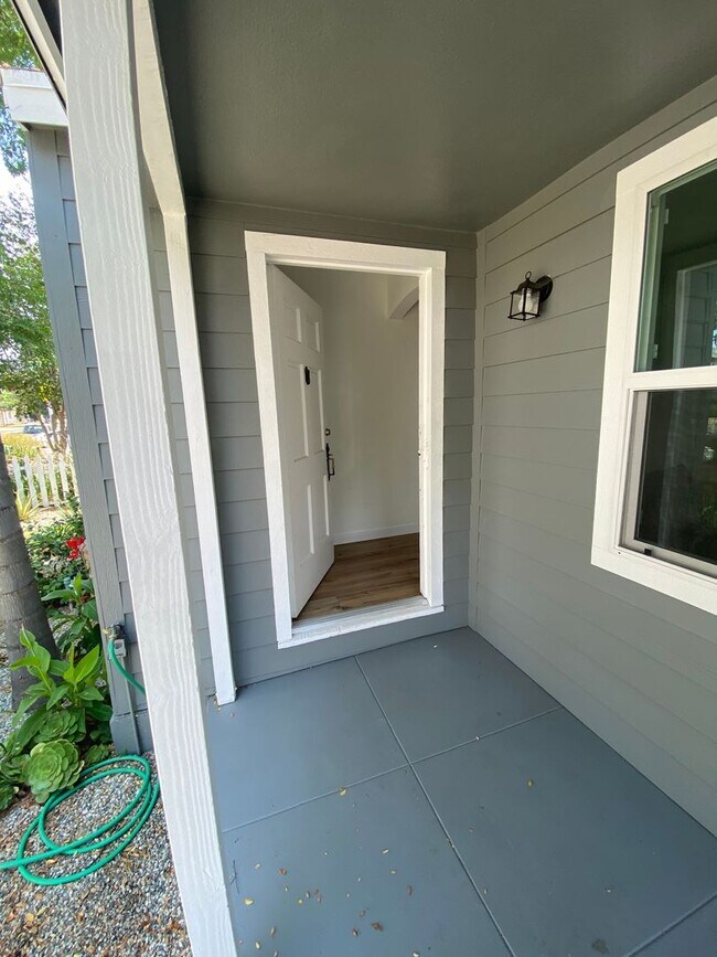 Building Photo - UNFURNISHED- 3B2B House in Toluca Lake/NoHo