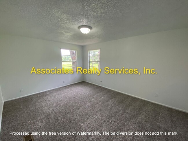 Building Photo - Rare find! 4 bed/3 bath House in Newberry, FL on one acre