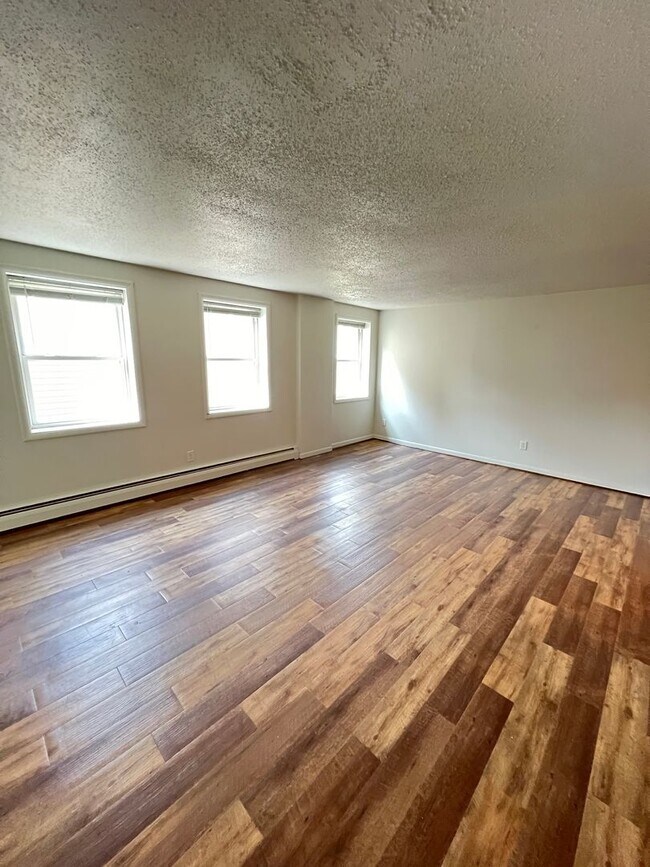 Building Photo - Spacious 1 Bedroom Apartment! COMING SOON! - Avaliable August 1st
