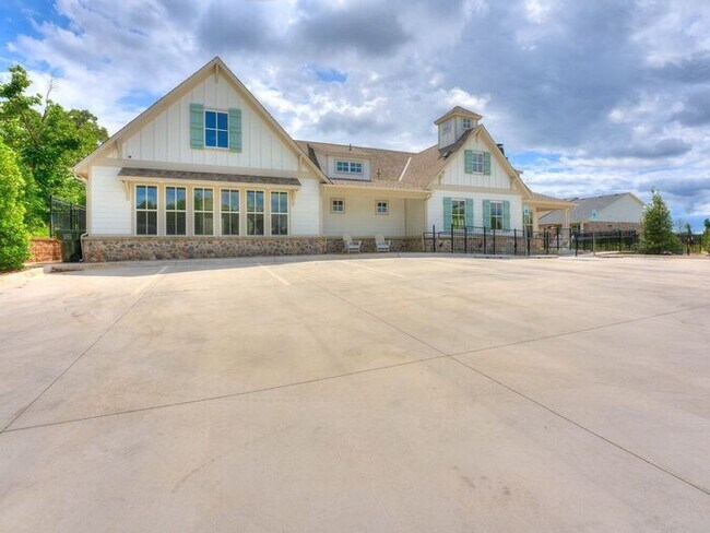 Building Photo - Luxury, Zero Maintenance Living Townhome