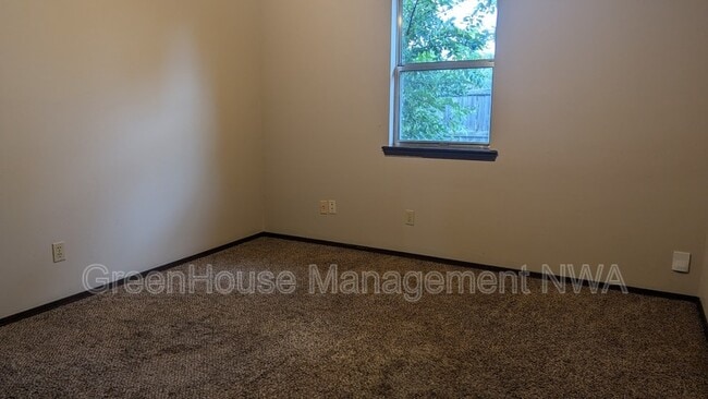 Building Photo - 423 SE A St