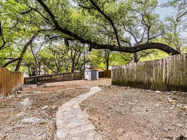 Building Photo - Charming 2 Bedroom, 1.5 Bathroom Home with...