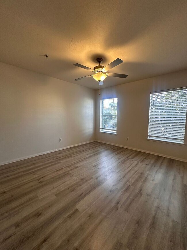 Building Photo - Spacious 2nd Floor 2B/2B Unfurnished Condo near Beach in the Heart of Destin!