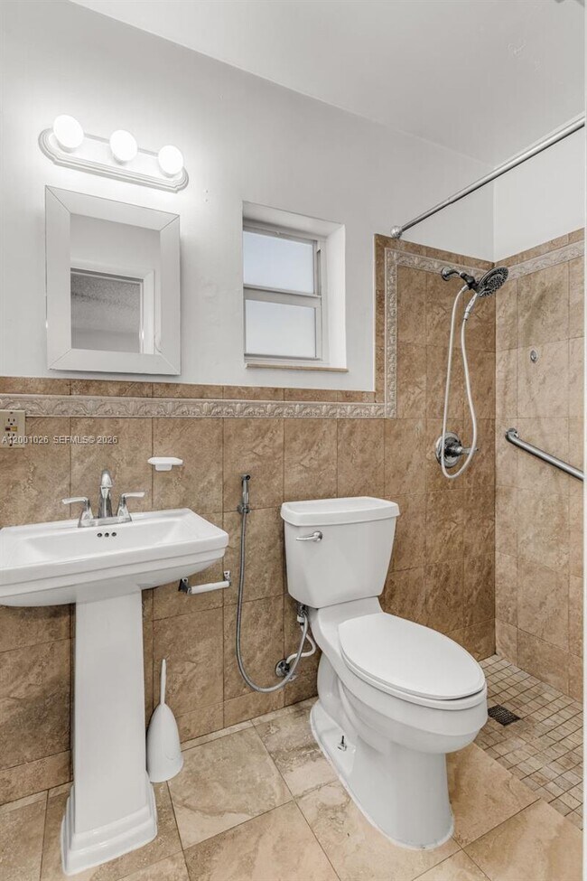 Building Photo - 310 SW 76th Ct