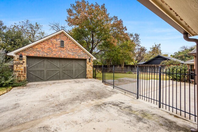 Building Photo - 3744 W Biddison St