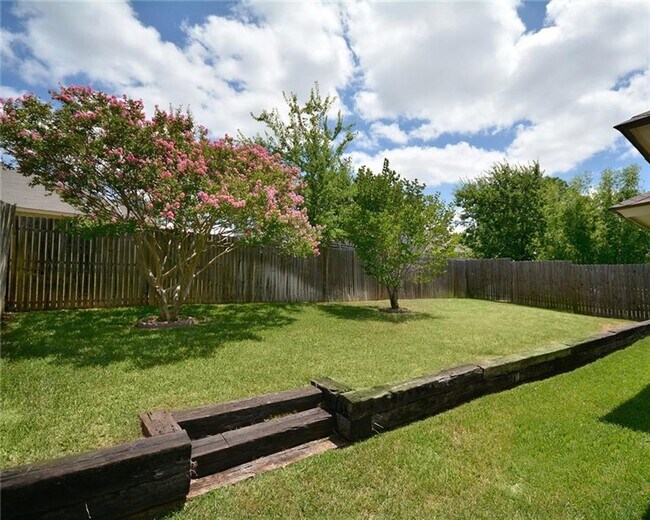Building Photo - Charming 3 Bed 2 Bath Home in West Fort Worth