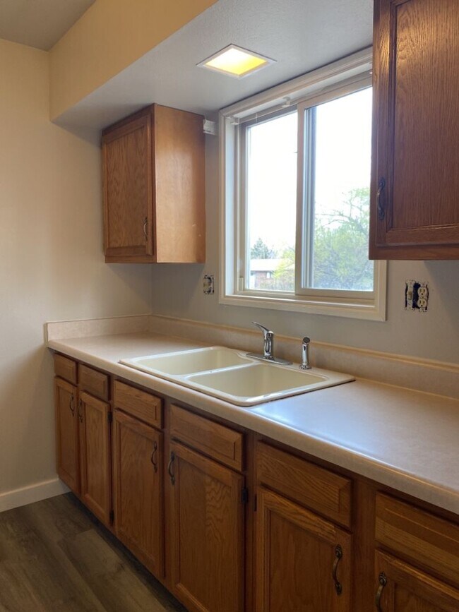 Building Photo - 2 Bedroom 2 Bath Townhome w/ large 2 car garage - Freshly remodeled - Available Now