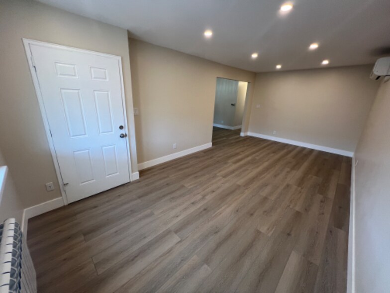 Building Photo - 61-60 69th Ln