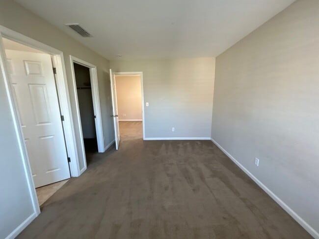 Building Photo - 212 Riverbend Ln