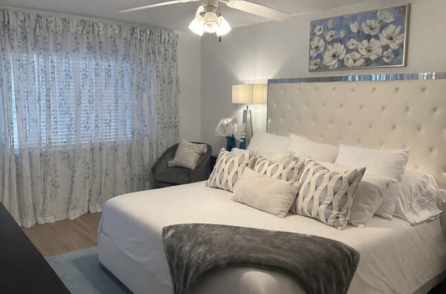 Building Photo - 561 Casa Bella Dr