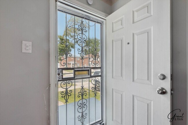 Building Photo - $1175 3 bedroom bungalow