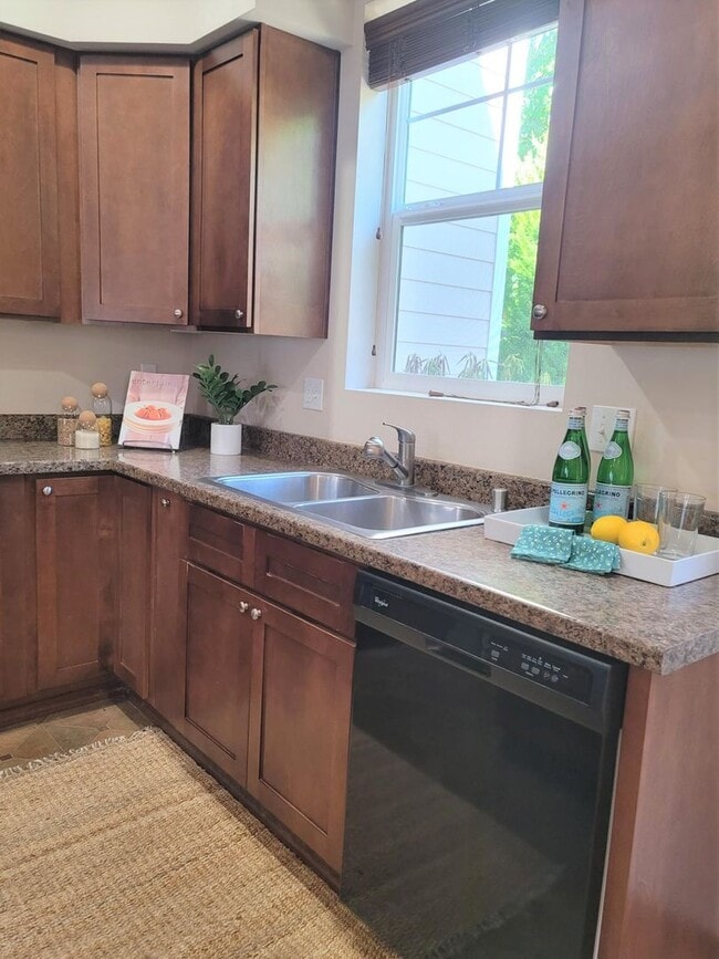 Building Photo - 2 Bedroom Townhome in Beautiful Poulsbo Place