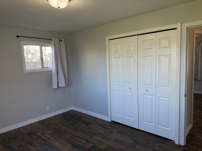 Building Photo - Updated 3 bedroom 1.5 bathroom house in Springfield!