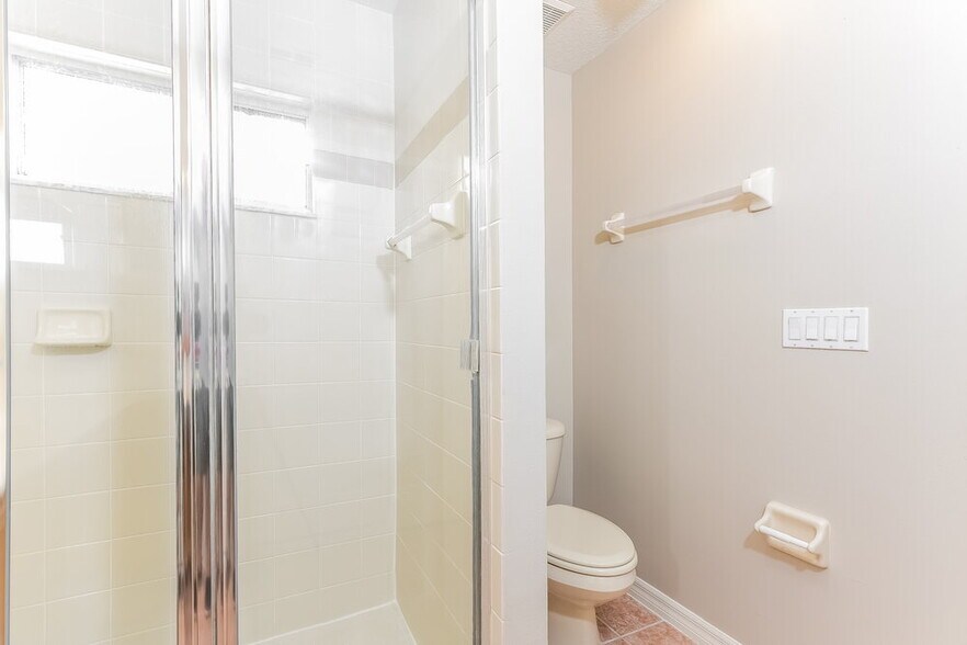 Building Photo - 2221 Heathwood Cir
