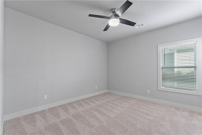 Building Photo - 923 NE Hts Ln